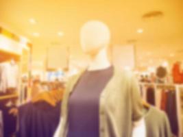 Mannequin féminin à l'intérieur du magasin de vêtements de mode photo