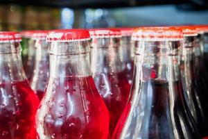 bouteilles en verre avec fond de boissons non alcoolisées photo