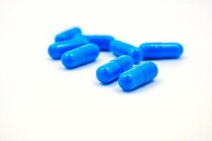 capsules bleues sur fond blanc photo