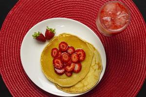 vue de dessus de crêpes maison aux fraises et au sirop photo