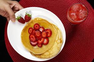 topview crêpe maison aux fraises et sirop photo