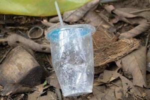 déchets de verre en plastique qui sont jetés partout photo