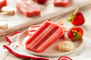sucettes glacées aux fraises et à la banane photo