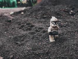 une figurine clone trooper avec fond de sable noir photo
