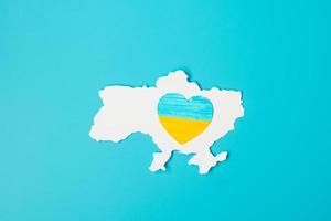 soutien à l'ukraine dans la guerre avec la russie, symbole du coeur avec le drapeau de l'ukraine. priez, pas de guerre, arrêtez la guerre et soutenez l'ukraine photo