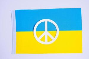 soutien à l'ukraine dans la guerre avec la russie, symbole de paix avec le drapeau de l'ukraine. priez, pas de guerre, arrêtez la guerre, soutenez l'ukraine et le désarmement nucléaire photo