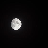 timelapse de la lune, stock time lapse pleine lune se lève dans le ciel sombre de la nature, la nuit. laps de temps de disque de pleine lune avec la lune s'allume dans le ciel noir de nuit. séquences vidéo gratuites de haute qualité ou timelapse photo