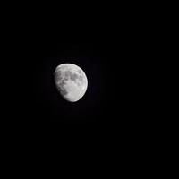 pleine lune dans le ciel sombre pendant la nuit, grande super lune dans le ciel à des heures proches photo