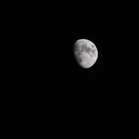 pleine lune dans le ciel sombre pendant la nuit, grande super lune dans le ciel photo