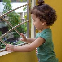 mignon petit garçon shivaay au balcon de la maison pendant l'été, doux petit garçon photoshoot pendant la lumière du jour, petit garçon appréciant à la maison pendant la séance photo