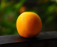 orange mûre sur le bois photo