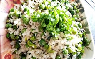 plat de petit-déjeuner indien poha également connu sous le nom de pohe ou aalu poha composé de riz battu ou de riz aplati. photo