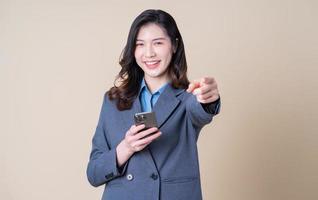 portrait de jeune femme d'affaires asiatique sur fond photo