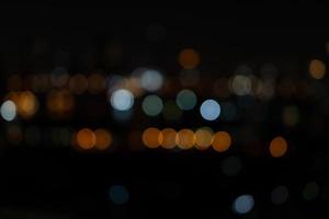 lumière abstraite dans la ville bokeh et lumières défocalisées, arrière-plan flou de nuit photo