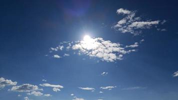 ciel bleu d'été beauté des nuages clair nuageux au soleil photo