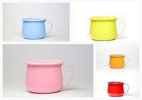 un ensemble coloré de tasses ou de tasses en zinc colorées. photo