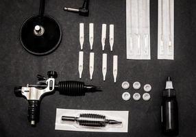 accessoires pour tatouage, outils de tatoueur dans le salon photo