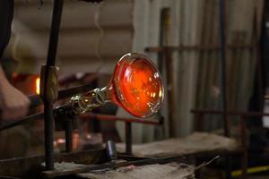 verrerie fabrication de verre, procédé de formation d'un vase décoratif photo