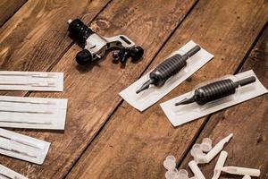 accessoires pour tatouage, outils de tatoueur dans le salon photo