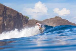 surfer sur une vague.