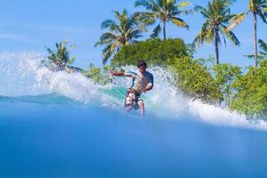 surfer sur une vague. île de Bali. Indonésie. photo