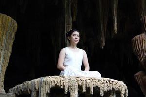 femme asiatique, méditation, dans, caverne photo
