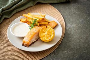 fish and chips de saumon frit photo