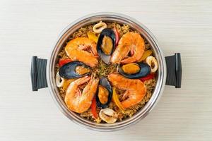 paella de fruits de mer aux crevettes, palourdes, moules sur riz au safran photo