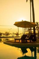 parasol avec lit piscine autour de la piscine avec fond de mer océan photo