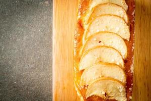 pain aux pommes émietté sur planche de bois photo