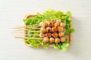 brochette de boulettes de viande grillées à la sauce piquante photo