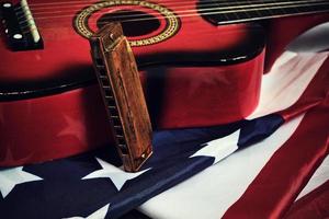 bannière étoilée, guitare et harmonica. instrument de musique et drapeau des états-unis d'amérique.