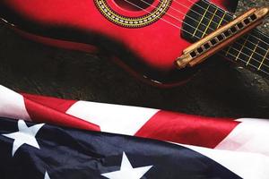 bannière étoilée, guitare et harmonica. instrument de musique et drapeau des états-unis d'amérique.