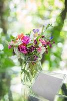 bonjour avec bouquet de fleurs sur table photo