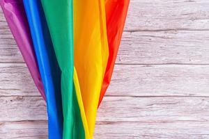 gros plan du drapeau lgbt sur une table en bois photo