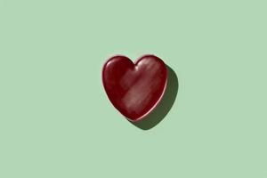 coeur de cire rouge sur fond vert photo