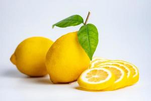 la tranche de citron et de citron sur le fond blanc