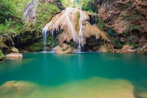 cascades dans le parc national du nord de la thaïlande, province de lamphun, thaïlande photo