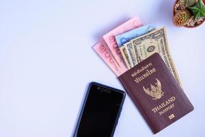 passeports et argent et téléphone avec des cactus disposés pour voyager.