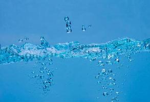 bulles d'eau et d'air sur fond blanc avec un espace pour le texte photo