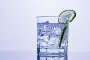 verre de whisky sur une table en verre photo