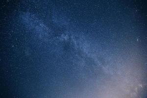 beau ciel étoilé de nuit avec voie lactée et galaxie d'andromède