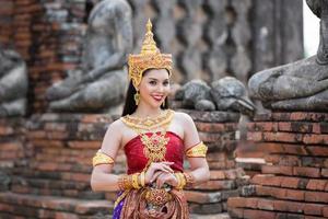 asie femme vêtue d'une robe thaïlandaise traditionnelle, le costume de la robe nationale de l'ancienne thaïlande. photo