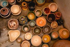 vaisselle en céramique faite à la main, collection de céramiques colorées en argile.