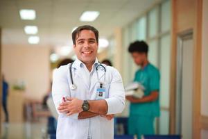 équipe médicale internationale. personnel médical de l'hôpital. réunion de médecins et d'infirmières mixtes asiatiques et caucasiens. clinique et stéthoscope. photo