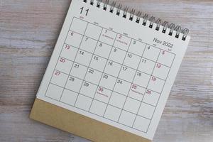 calendrier blanc de novembre 2022 sur fond de bois avec des événements quotidiens de vacances. photo