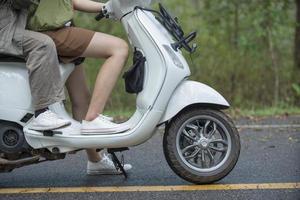 Rider voyage profiter avec scooter moto classique