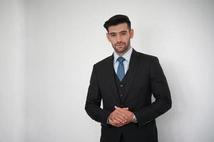 élégant jeune caucasien bel homme sur fond blanc, portrait de mode studio. photo