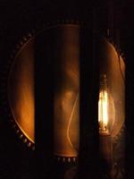 photo d'arrière-plan d'une lampe lanterne jaune couverte d'ombre
