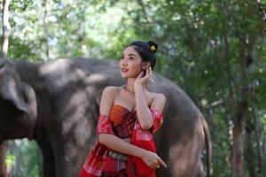 éléphant avec belle fille dans la campagne asiatique, thaïlande - éléphant thaïlandais et jolie femme avec une robe traditionnelle dans la région de surin photo
